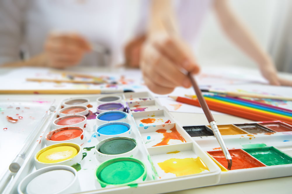 Teach young kids to paint in Oregon.